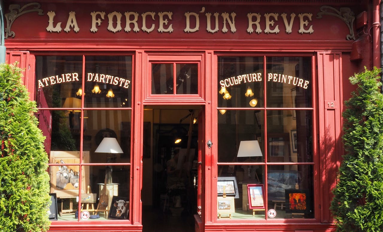 Discover this vibrant art studio in Honfleur, featuring vintage decor and artistic charm.